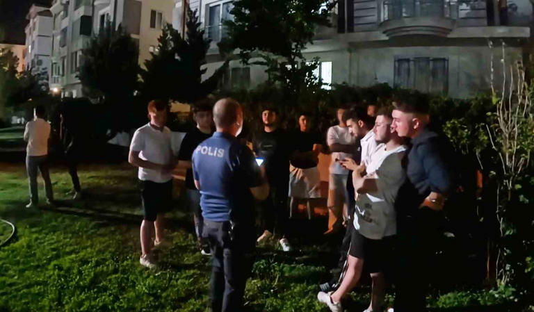 "Park ve bahçeler insan seliyle kıpır kıpır, polis kimlik kontrolüyle adeta herkesi tek tek süzgeçten geçiriyor."
