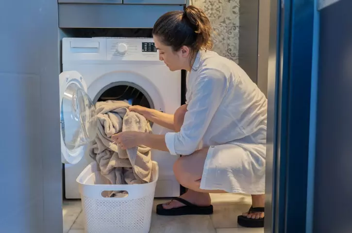 Mikrop canavarı çamaşırlar! Ünlü doktor: “60 °C’yi görmeyen yıkama, bakteri cenneti demek”