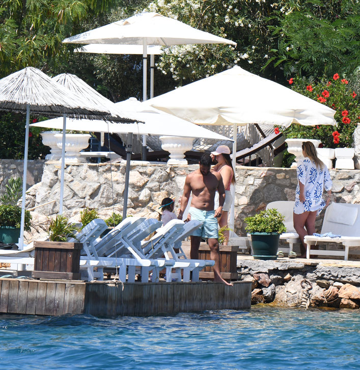 Pelin Akil, Anıl Altan, Uraz Kaygılaroğlu ve Burcu Biricik'in Tatil Aile Maceraları!