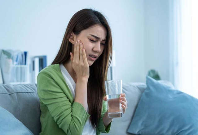 “Dişlerin Yeni Düşmanı: C Vitamini Eksikliği! Diş Eti Kanamasının Nedenleri ve Korunma İpuçları.”