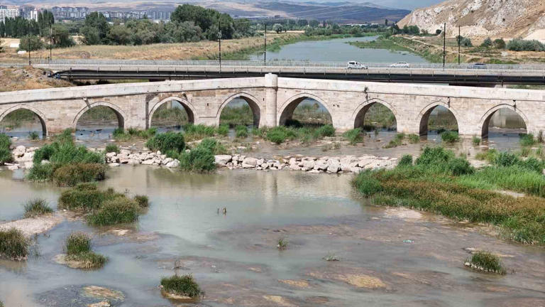 Türkiye'nin En Uzun Nehri: Kuraklık Alarmının İzlerini Takip Ediyoruz