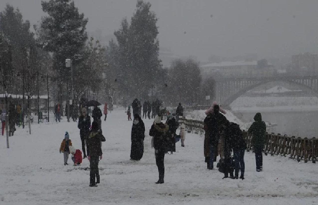 CİZRE BEYAZA UYANDI: BEKLENEN KAR SONUNDA GELDİ!