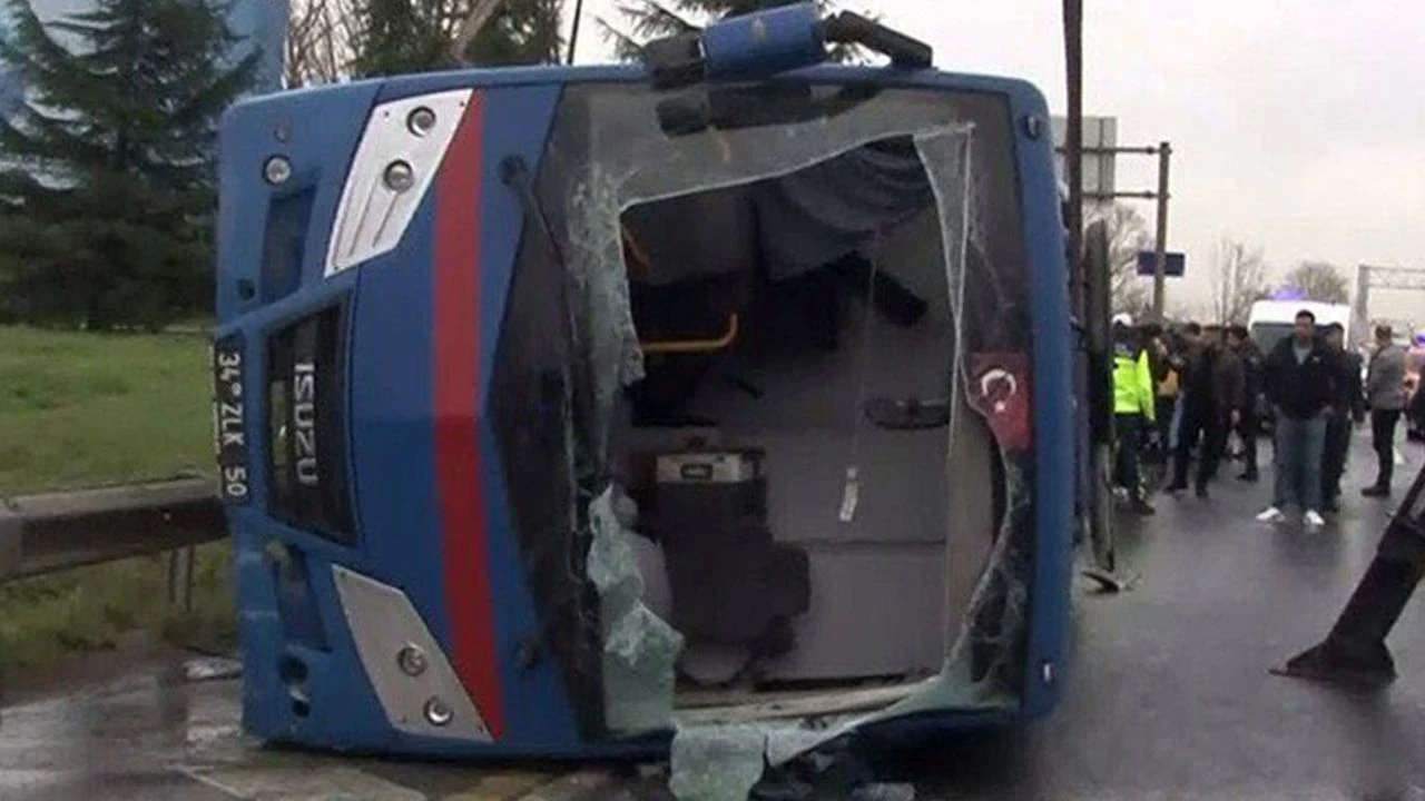 Kağıthane’de Korku Dolu Anlar! Devrilen Cezaevi Nakil Aracında Can Pazarı Kamerada