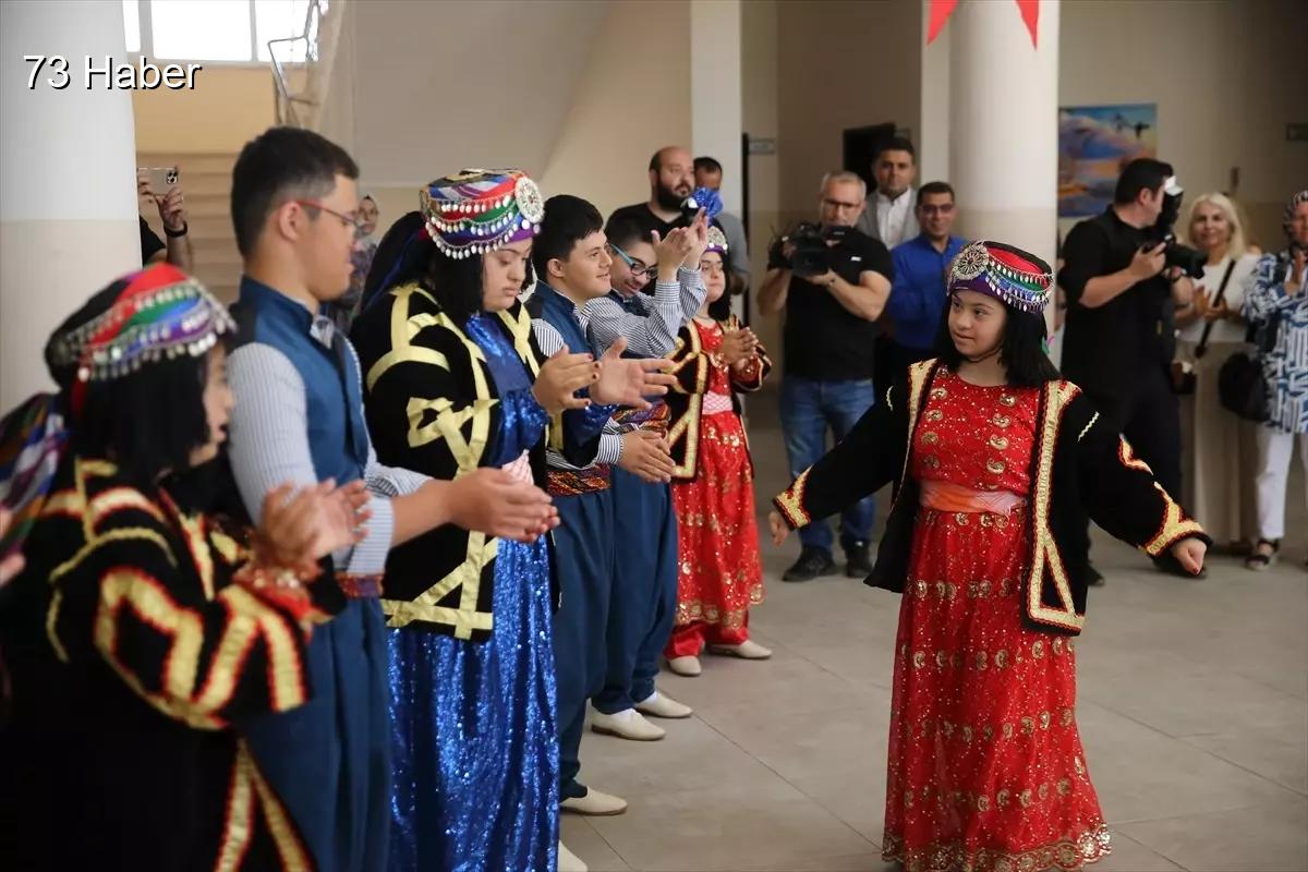 Şırnak'ta Güneydoğu Anadolu Bölgesi'nde karneler dağıtıldı.