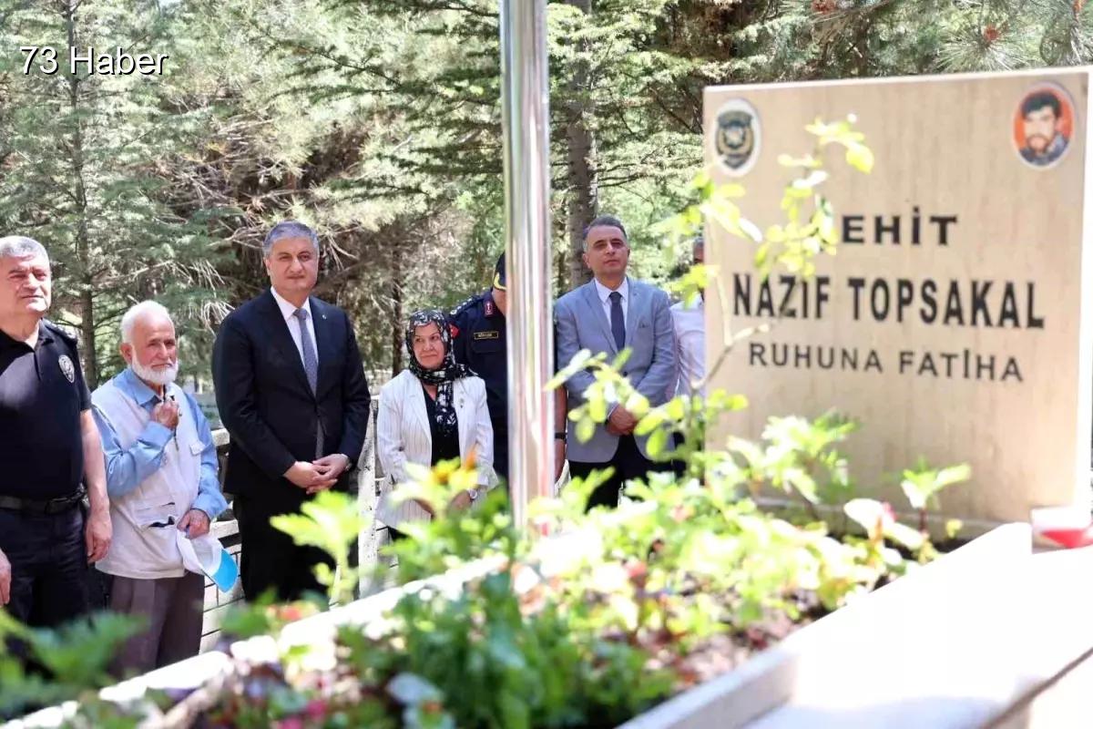 Şırnak'ın İdil ilçesinde Şehit polis memuru Topsakal, kabri başında dualarla...