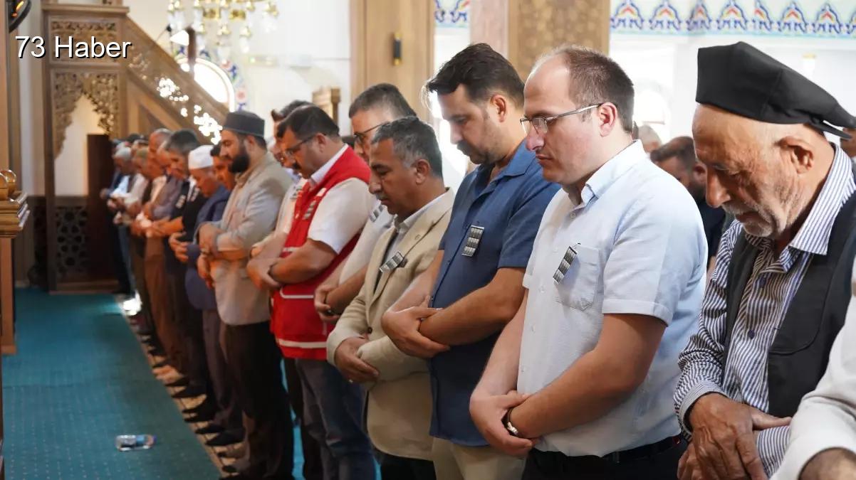 Şırnak'ta şehit düşen 12 asker için gıyabi cenaze namazı.