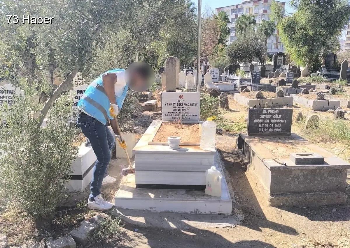 Şırnak'ın Cizre ilçesinde Cizre'de denetimli serbestlik yükümlülerinden şehit kabirlerine temizlik.