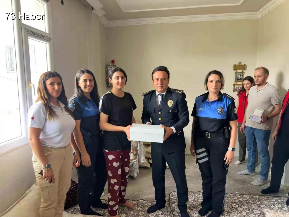 Şırnak'ın Cizre ilçesinde Emniyet Müdürü Elmalı'dan kız çocuklarına ayakkabı hediyesi.
