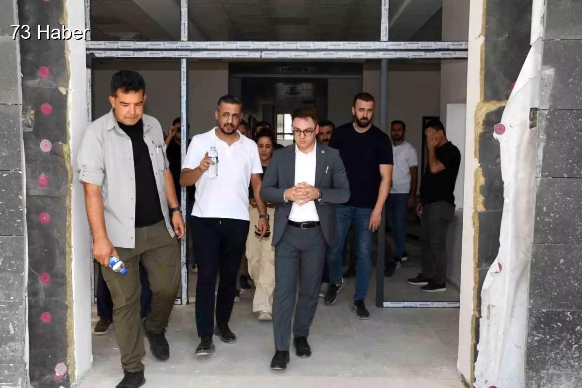 Şırnak'ın Silopi ilçesinde Vali Yardımcısı Murat Çiçek, Silopi'deki kamu yatırımlarını...