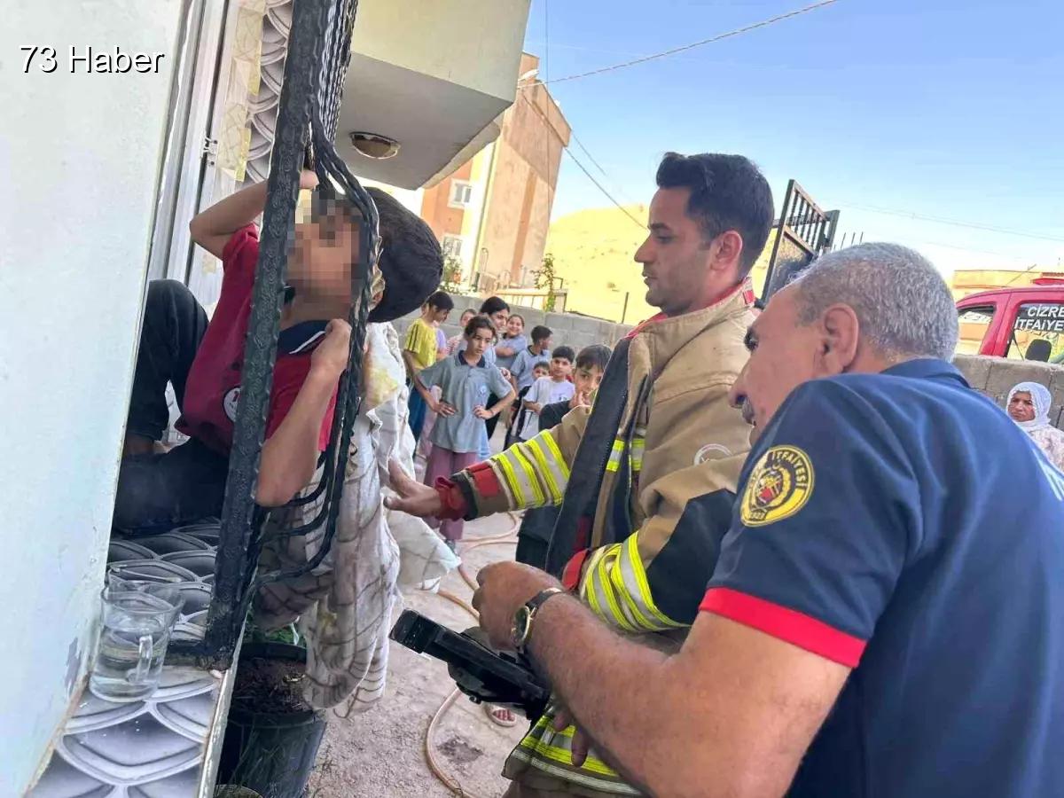 Şırnak'ın Cizre ilçesinde Cizre'de pencere korkuluğuna sıkışan çocuk kurtarıldı.