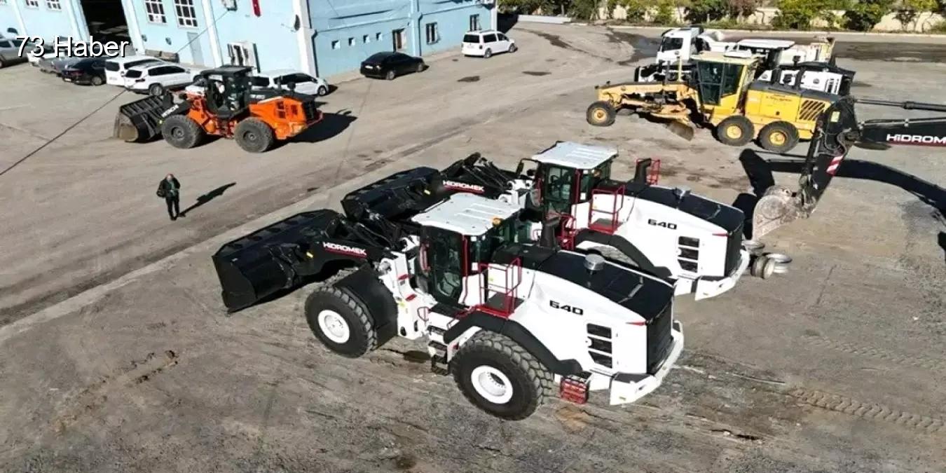 Şırnak'ta Şırnak İl Özel İdaresi, yeni loder araçlarıyla karla mücadeleye...