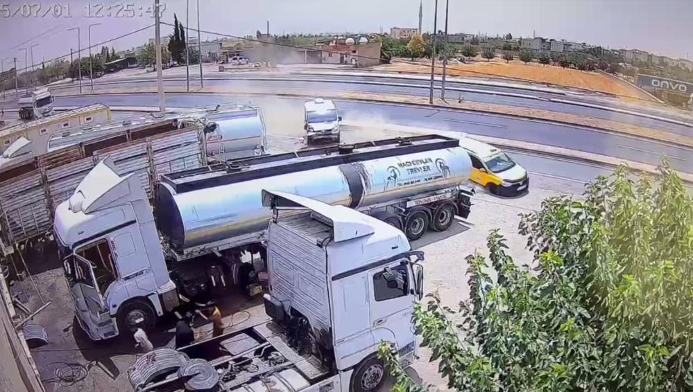 Şırnak'ta taksi ile bir aracın çarpışması sonucu 2 çocuk yaralandı.