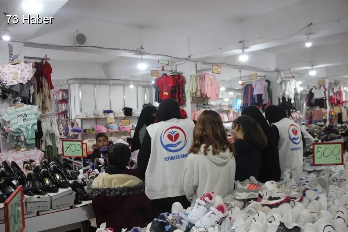 Şırnak'ın Cizre ilçesinde Cizre&amp;apos;de yetim çocuklara bot ve mont desteği