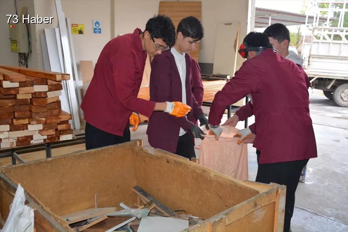 Şırnak'ın Silopi ilçesinde Şırnak&amp;apos;ta mobilya bölümü öğrencilerinden vatandaşlara yakacak desteği