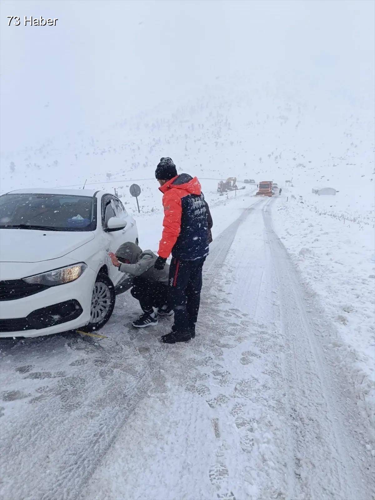 Şırnak'ta Şırnak&amp;apos;ta kar nedeniyle yolda mahsur kalanlar ekiplerce kurtarıldı