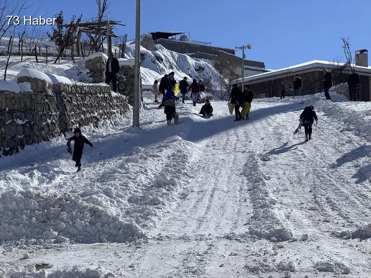 Şırnak'ta Şırnak&amp;apos;ta çocuklar kar keyfini poşet ve tepsilerle kayarak çıkardı