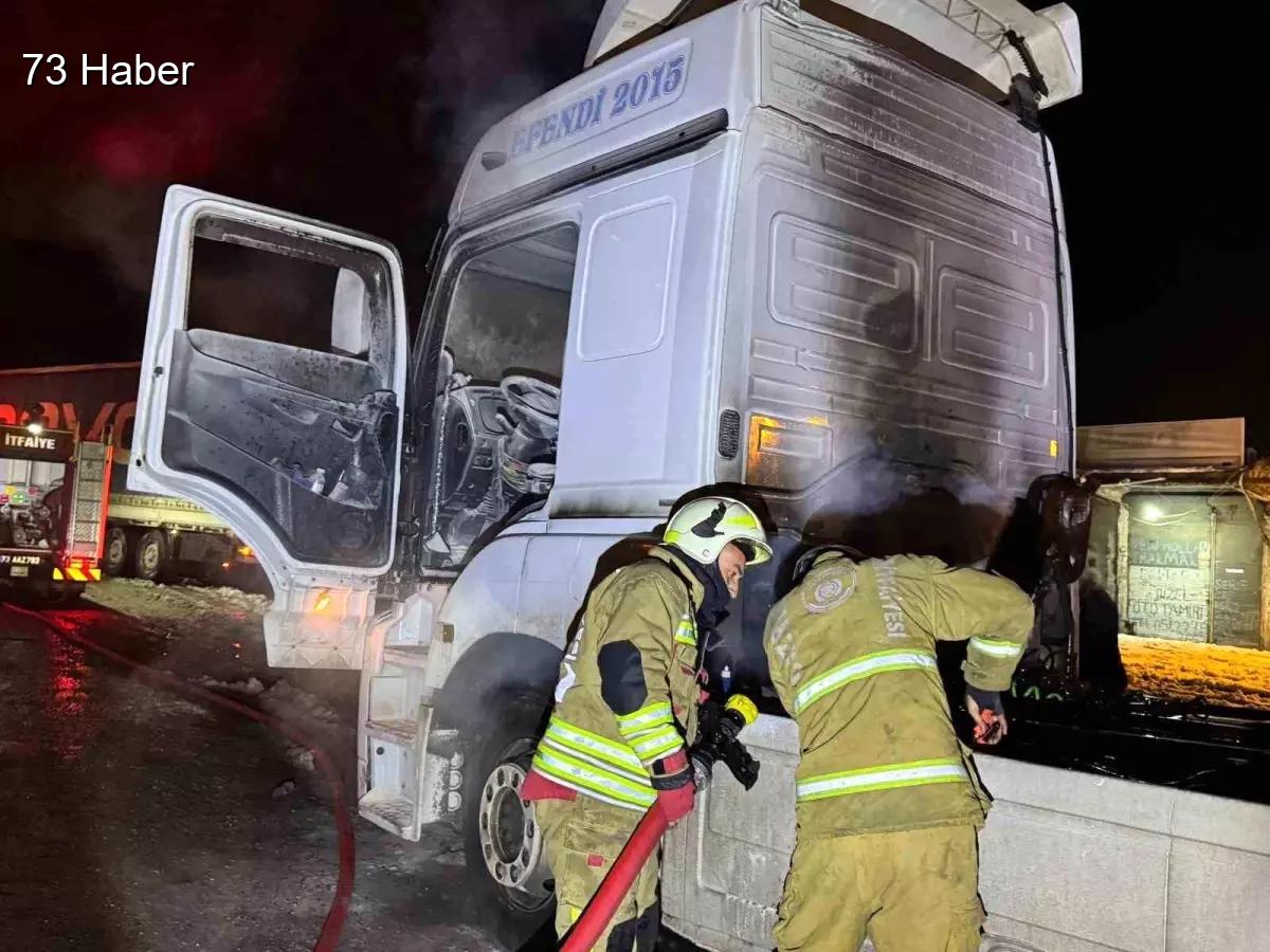 Şırnak'ın Cizre ilçesinde Cizre&amp;apos;de seyir halindeki Tır alevlere teslim oldu