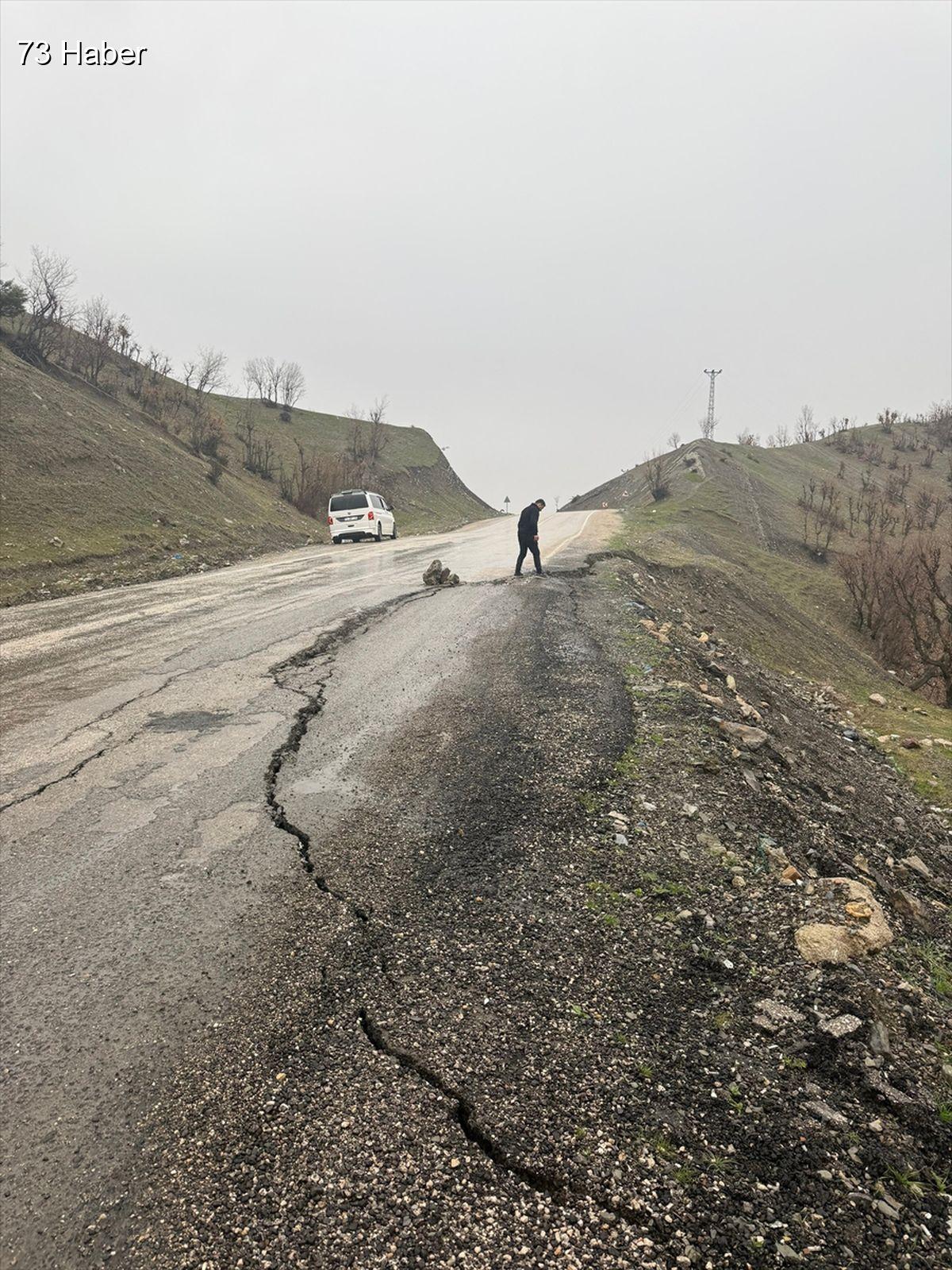 Şırnak'ın Uludere ilçesinde Şırnak&amp;apos;ta yağış nedeniyle belde yolunda çökme meydana...