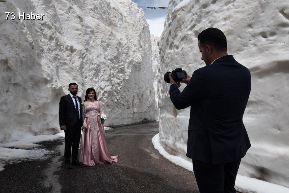 Şırnak'ta Gelin ve damat adayı kar tünelinde fotoğraf çekimi yaptı