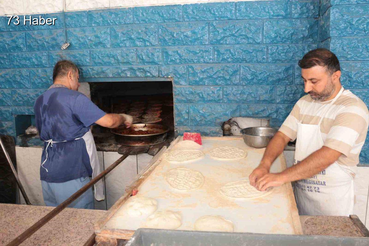 Şırnak'ın Cizre ilçesinde Cizre&amp;apos;de fırıncılar 80 derece sıcağa rağmen ekmek...