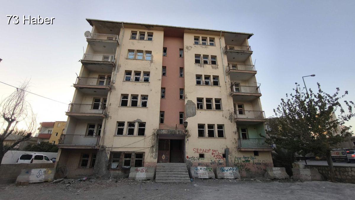 Şırnak'ın Silopi ilçesinde Silopi&amp;apos;deki atıl polis lojmanları yıkılıyor