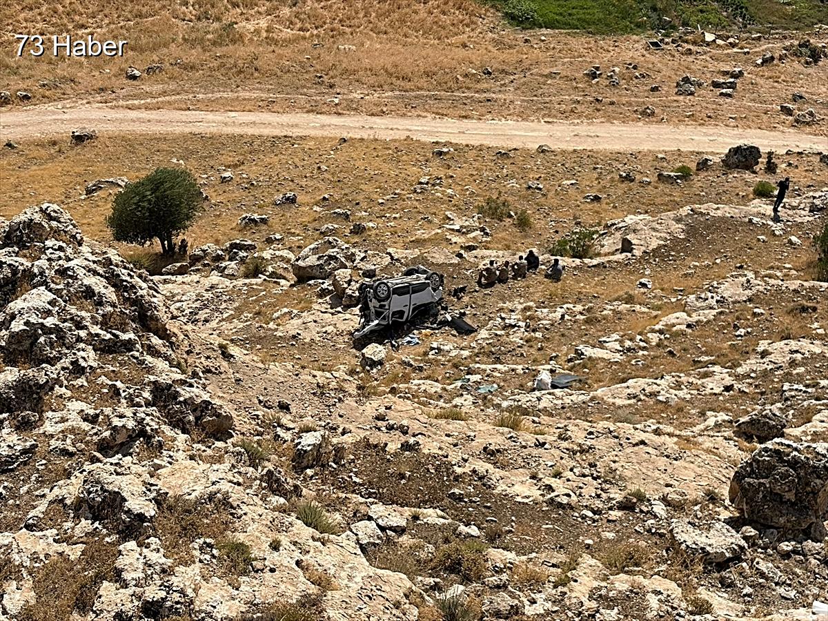 Şırnak'ın Cizre ilçesinde Şırnak Güçlükonak&amp;apos;ta hafif ticari araç şarampole devrildi,...
