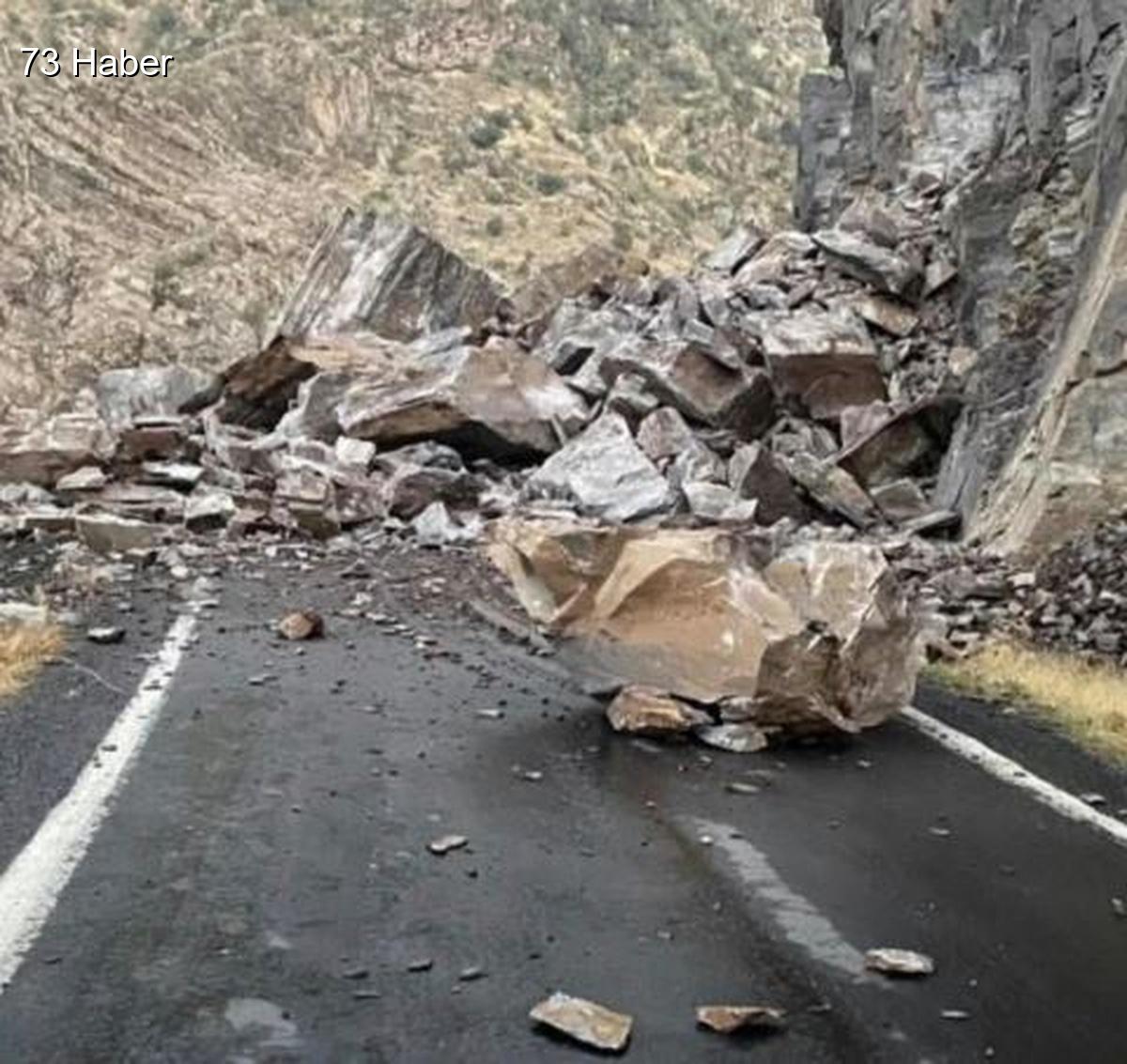 Şırnak'ın Beytüşşebap ilçesinde Şırnak kara yolu Komato Dağı&amp;apos;ndan kopan kayalarla...