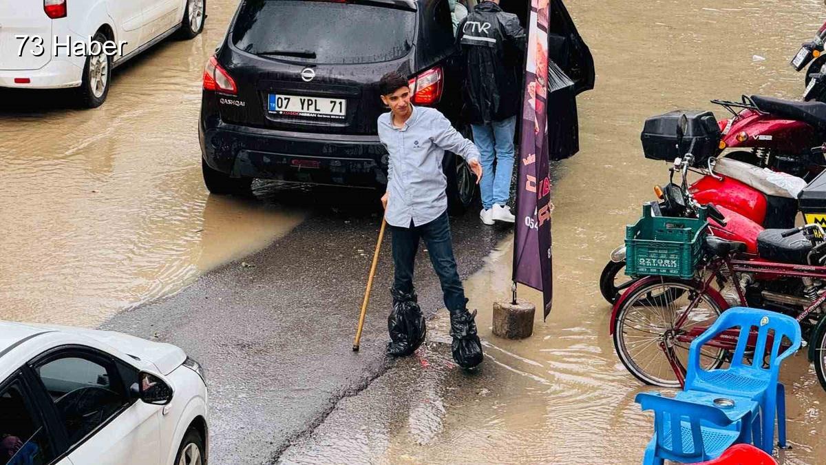 Şırnak'ın Cizre ilçesinde Şırnak Cizre&amp;apos;de sağanak sokakları sular altında bıraktı,...