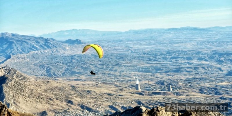 Cudi'de Gökyüzü Şöleni: Bayraklı Uçuşla Nefesler Tutuldu