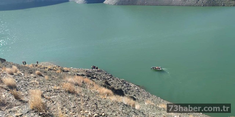 Van'da Feci Kaza: Otomobil Baraj Gölüne Düştü!