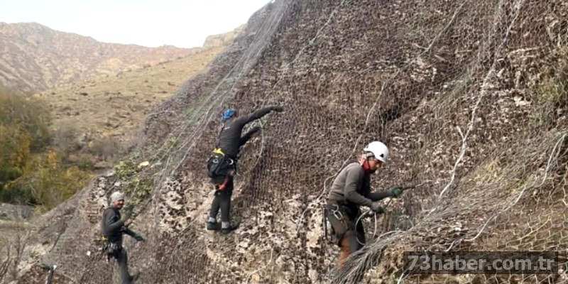 Uludere'de Kaya Bariyerleri Yüke Dayandı!