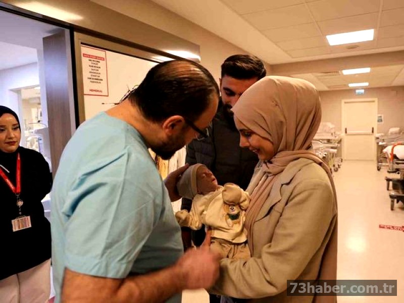 Yeni doğan bebeğin iç organları dışarıda