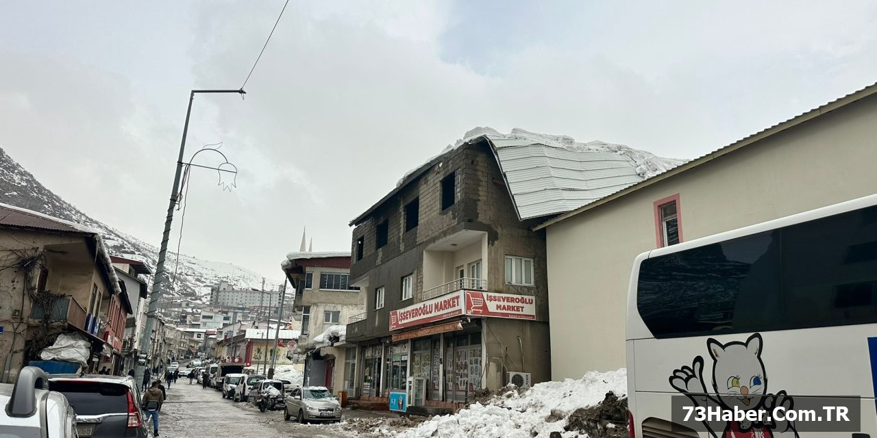 Kar Fırtınası: Çatılar Çöktü!