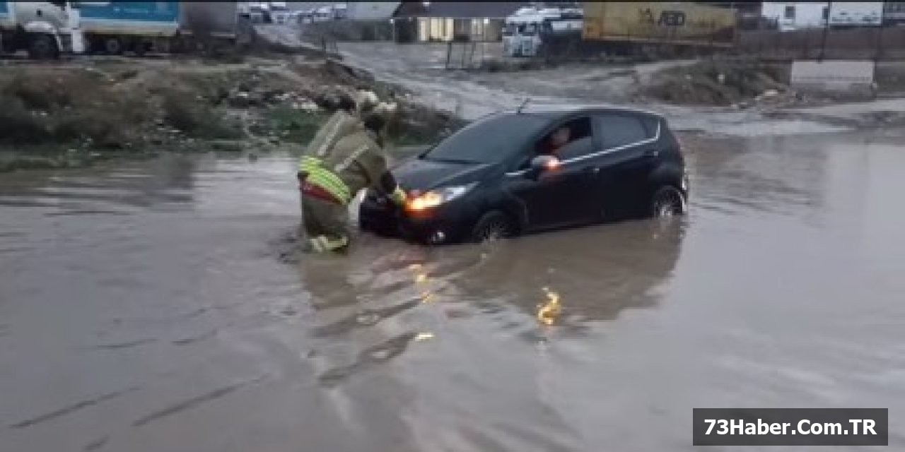 Şırnak'ta Su Baskını: Araçlar Yolda Kaldı
