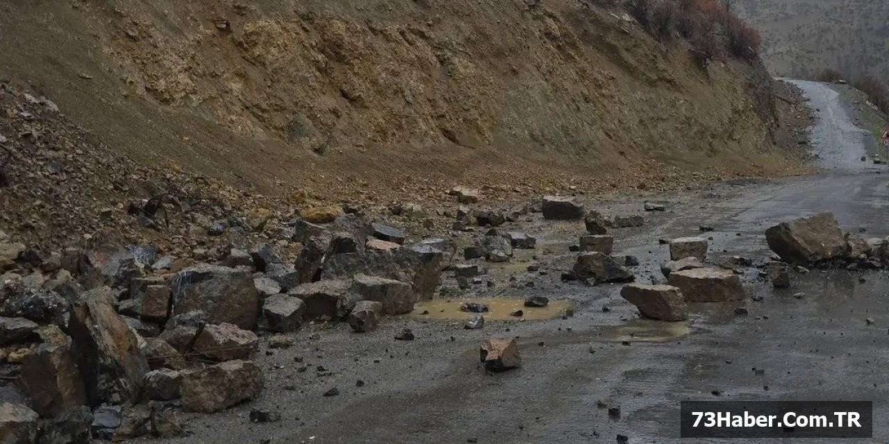 Şırnak'ta Köy Yoluna Kaya Çöktü
