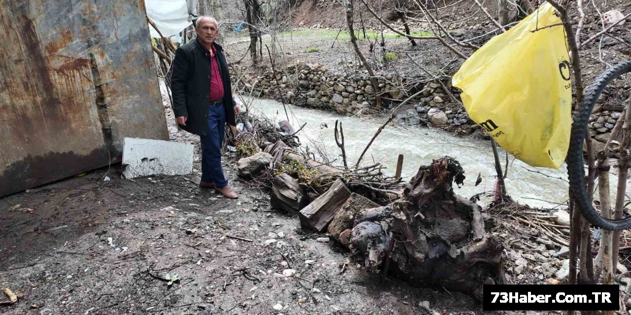 Şırnaklı Vatandaş Sel Sularına Karşı Kendini Koruyor