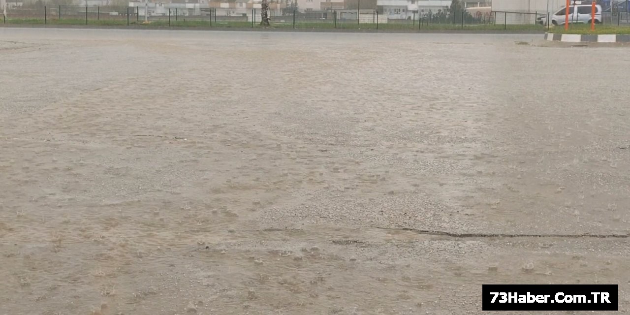 Silopi'de Su Baskını: Yollar Göl Oldu