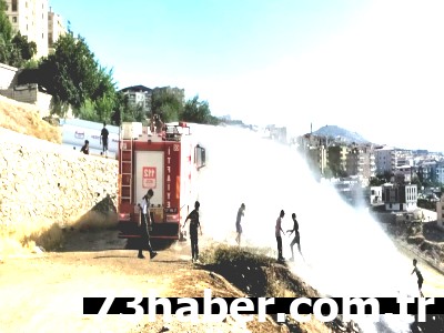 Şırnak'ta Yangınla Mücadele Sürerken Çocuklar Serinliyor: Hayat Devam Ediyor!